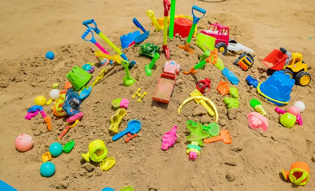 Im Sandspielbereich wird ein neues inklusives Sandspielgerät und eine neue Rutsche eingebaut. (Symbolfoto) | Foto: yanadjan/stock.adobe.com