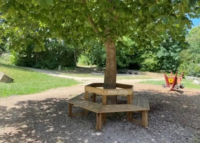 Am Spielplatz im Kurpark lädt seit Anfang Juli eine neue Bank zum kurzen Durchatmen bei der Runde durch den Park ein. | Foto: Stadt Bad Dürkheim