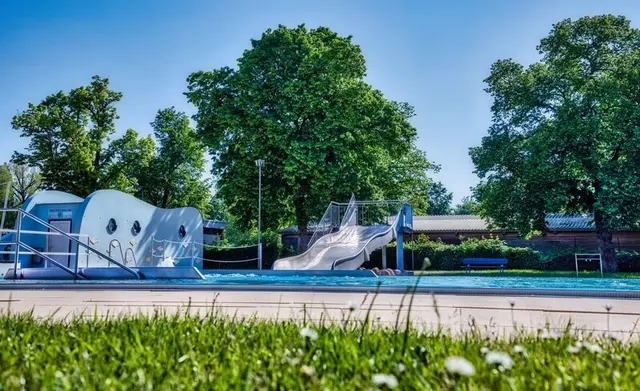 Das Freibad am Prießnitzweg in Landau kann nach einer technischen Störung wieder zu den gewohnten Zeiten besucht werden. | Foto: Stadt Landau