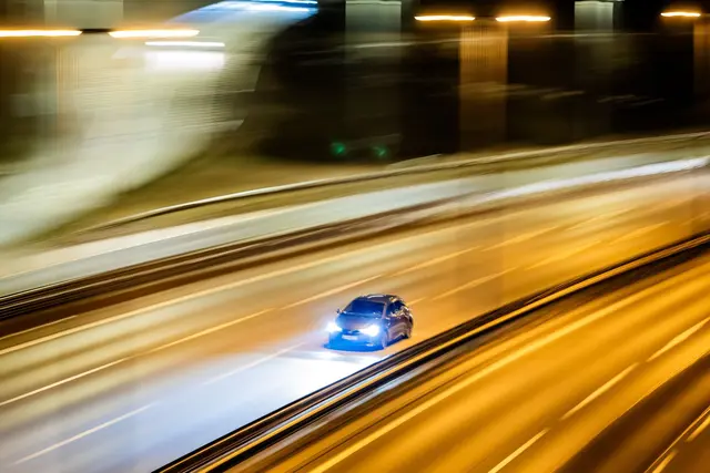 Ausgeruht durch die Nacht: Um Konzentrationsfehler zu vermeiden, sollten vor Reisestart einige Stunden Schlaf am Abend oder Nachmittag eingelegt werden.  | Foto: dpa