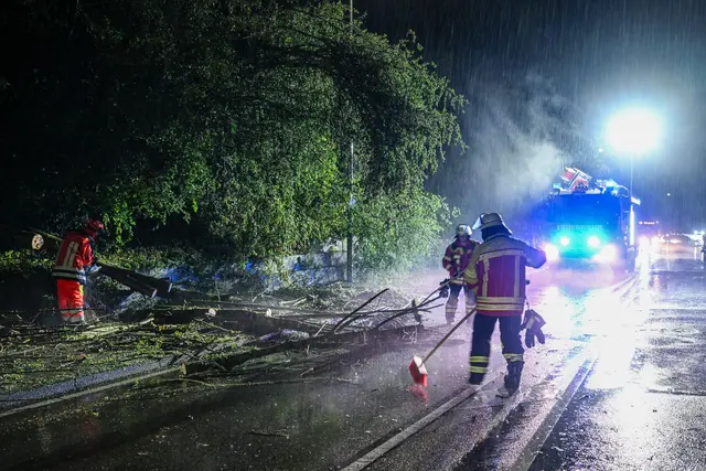 Nach den Unwettern räumen die Einsatzkräfte auf. | Foto: Jason Tschepljakow/dpa