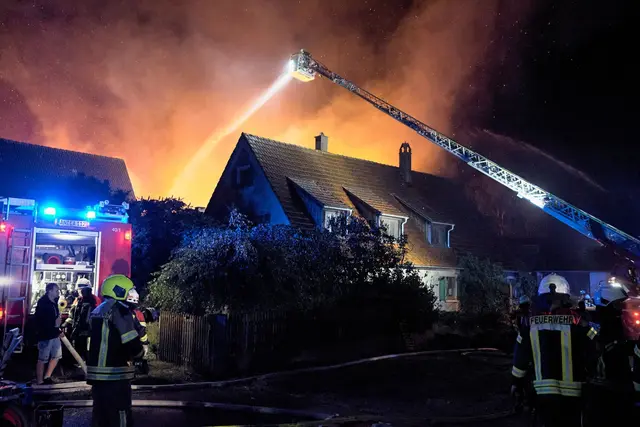 Der Stall in Wilburgstetten geriet in Brand und stürzte ein. | Foto: Tizian Gerbing/dpa