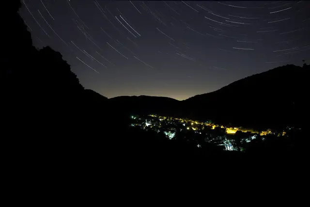 Bei der Nachtwanderung in Lambrecht geht es darum, wie hell die Nacht durch künstliches Licht geworden ist. | Foto: Biosphärenreservat/Günter Dauer