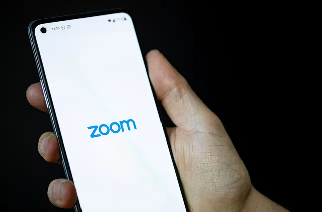Sicherheitslücken: Zoom-User sollten so schnell wie möglich die aktualisierte, sichere Version des Programms installieren. | Foto: dpa