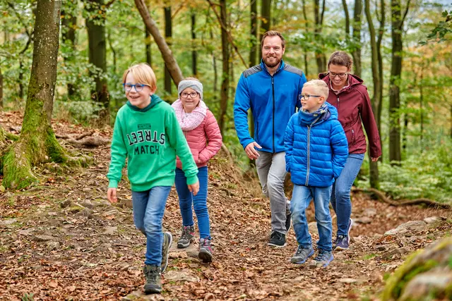 Die kindgerecht gestaltete Wanderung richtet sich an Kinder ab 8 Jahren und dauert etwa drei Stunden | Foto: Donnersberg-Touristik-Verband e.V./Florian Trykowski/gratis