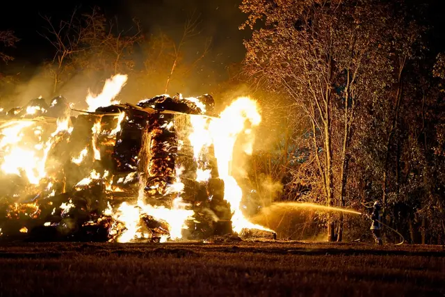Mehr als 800 Heuballen sind in Flammen aufgegangen. (Symbolbild) | Foto: --/5vision Media /dpa