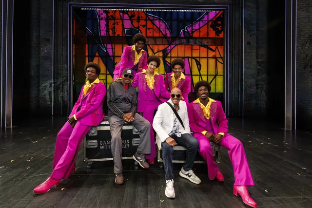 MJ – Das Michael Jackson Musical: Jackie und Marlon Jackson posieren am 17. Juli 2026 in Hamburg mit Darstellern der Jackson 5. | Foto: Morris Mac Matzen