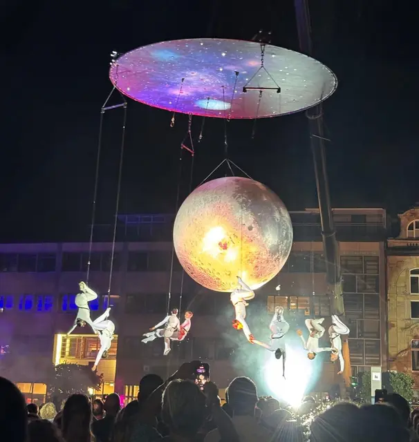 Ein Sommernachtstraum: Am ersten Abend des "Alles Muss Raus!"-Festivals 2026 zeigt die spanische Gruppe Zenit Aerial Ballet spektakuläre Luftakrobatik auf dem Stiftsplatz | Foto: Anne Paschen/gratis
