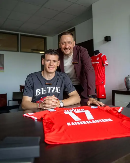 Marcel Klos und Erencan Yardimci bei der Vertragsunterzeichnung | Foto: 1. FC Kaiserslautern
