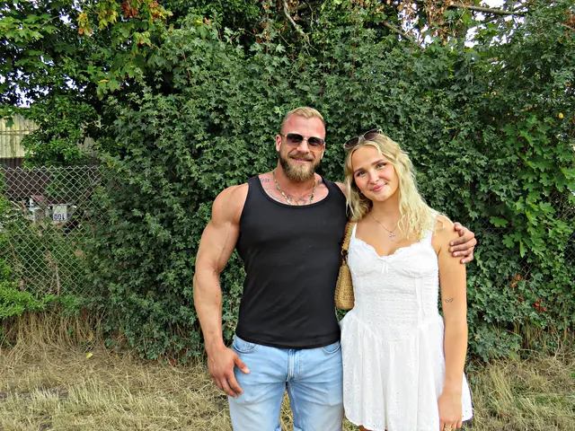 Bodybuilder Marian Daubermann und Freundin wollten nur etwas leckeres essen auf dem Markt | Foto: Brigitte Melder