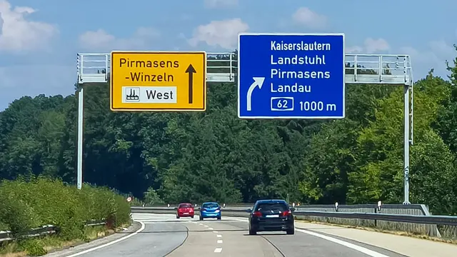 Verkehrsschilder auf der A8 bei Pirmasens mit Hinweisen zur Anschlussstelle Pirmasens-Winzeln und zur A62.