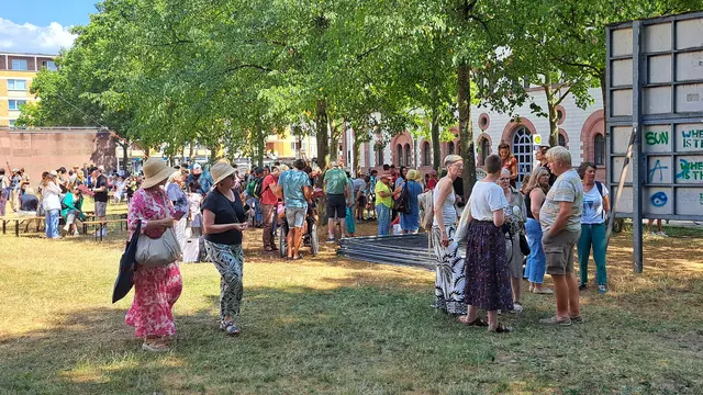 Etliche Besucher verteilen sich in der Innenstadt. Bei sommerlichen Temperaturen sind die Schattenplätze auf der Theaterwiese begehrt | Foto: Monika Klein