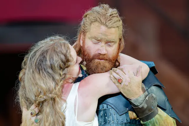 Maria Dragus (Kriemhild) und Aram Tafreshain (Etzel) stehen noch bis 2. August auf der Bühne. (Archivbild) | Foto: Uwe Anspach/dpa