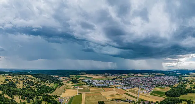 Auch am Wochenende drohen im Südwesten Gewitter mit heftigem Starkregen.  | Foto: Jason Tschepljakow/dpa