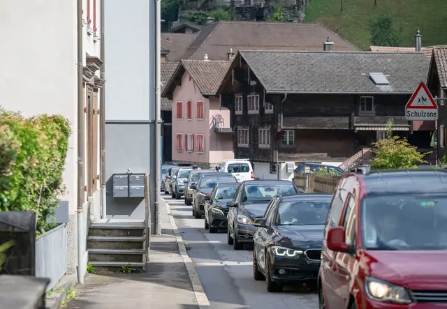 Der Ausweichverkehr aufgrund des Gotthard-Staus belastet das Dorf Amsteg. | Foto: Urs Flueeler/KEYSTONE/dpa