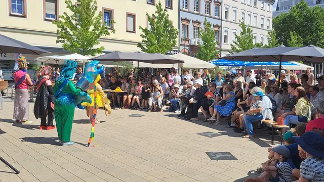 Die spektakulären Riesenkrabben von „Crabulous!“ ziehen durch die Innenstadt und sorgen für staunende Blicke | Foto: Monika Klein