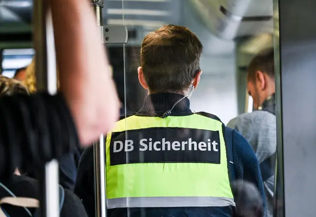 Ein Bahn-Mitarbeiter stürzte aus dem Zug und erlitt lebensgefährliche Verletzungen. (Symbolbild) | Foto: Jens Kalaene/dpa