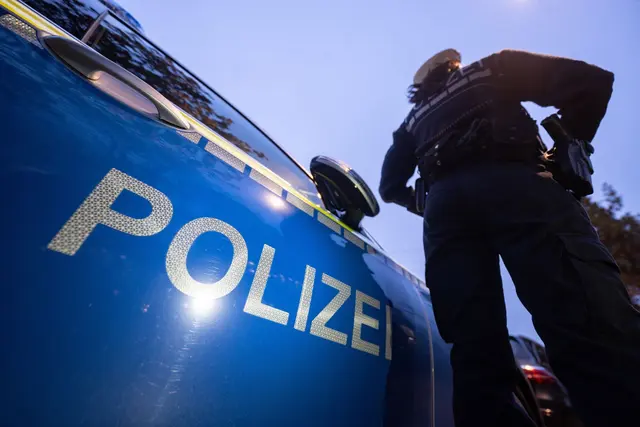 Schüsse in einem Garten sorgen für einen größeren Polizeieinsatz. (Symbolbild)  | Foto: Marijan Murat/dpa