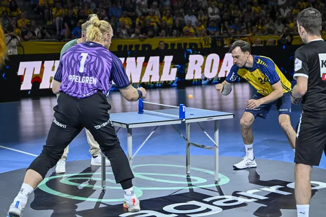 Mikael Appelgren (links) und Patrick Groetzki (rechts) im Tischtennisduell um den Anwurf im dritten Drittel.  | Foto: Ruffler/PIX-Sportfotos