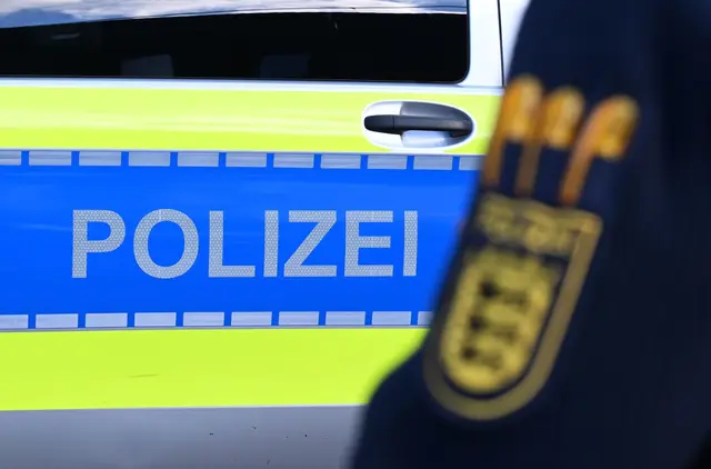 Wegen der vorherigen Nachbarschaftskonflikte durchsuchte die Polizei die Wohnung des Schützen. Gegen ihn wird jetzt ermittelt. (Symbolbild) | Foto: Bernd Weißbrod/dpa