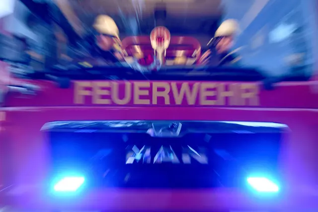 Die Feuerwehr befreite mehrere Fahrgäste aus Gondeln im Deutsch-Französischen Garten. (Archivbild) | Foto: Carsten Rehder/dpa