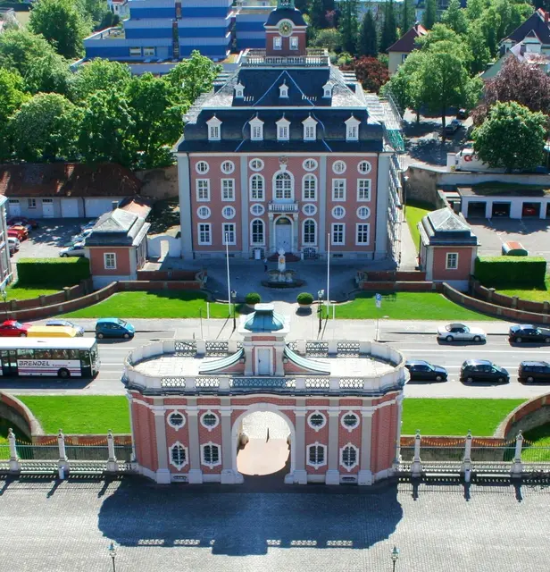 Foto: Blick vom Barockschloss auf das Kanzleigebäude als Sitz des Amtsgerichts Bruchsal. Aufnahme: Günter Schilling