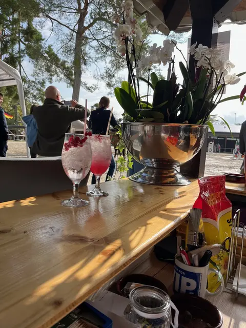 Einladend: Die liebevoll dekorierte Cocktail-Bar erwartet durstige Besucherinnen und Besucher. | Foto: RV Mannheim-Friedrichsfeld e.V.