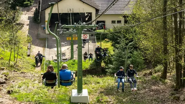 Die nostalgische Doppelsesselbahn gehört seit Jahrzehnten zu den beliebtesten Ausflugszielen der Pfalz. | Foto: Pfalz Touristik, Heimatlichter GmbH