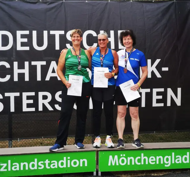 Katrin Niggul (links) wurde Deutsche Vizemeisterin im Diskuswurf bei den Masters | Foto: Norbert Grössle/gratis