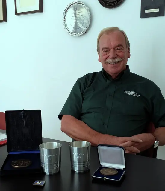 Reiner Flörsch mit Exponaten aus dem Rudersport.  | Foto: Kaufmann