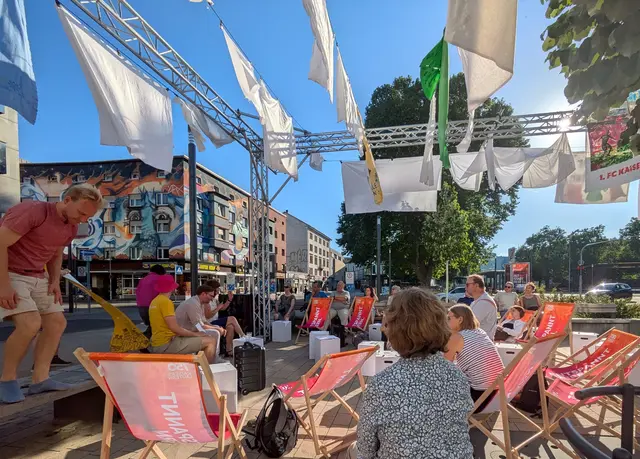 Kurz vor der moderierten Gesprächs- und Diskussionsrunde mit Prof. Dr. Sascha Henninger und Prof. Dr. Annette Spellerberg zu klimagerechter Stadtgestaltung und ihren Einfluss auf das soziale Miteinander | Foto: Petra Neumahr/gratis