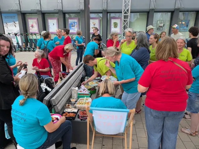 Die Sängerinnen des Chores "PalzPepper" haben unter dem "Lautrer Schatten" eine öffentliche Chorprobe mit anschließendem Picknick abgehalten | Foto: Petra Neumahr/gratis