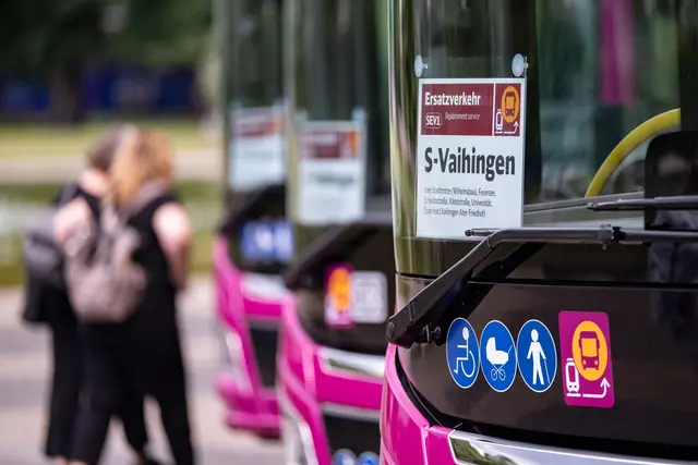 Fahrgäste in der Stuttgarter Innenstadt müssen in den kommenden Wochen Ersatzbusse nehmen. Die S-Bahn ist bis Mitte September komplett gesperrt. (Archivbild) | Foto: Marijan Murat/dpa