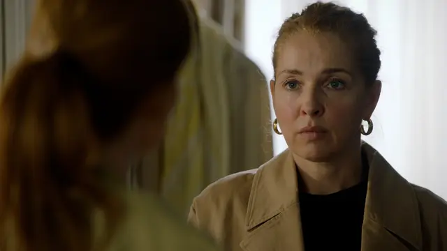 Nina (Maria Wedig) fasst einen folgenschweren Entschluss: Im Krankenhaus sagt sie Toni endlich die Wahrheit über ihre Herkunft. | Foto: RTL