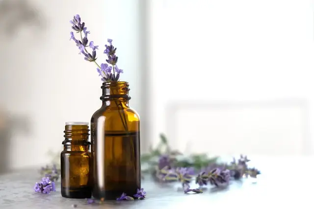 Ätherische Öle sind ein gutes Hausmittel, um Obstfliegen zu bekämpfen | Foto: devmarya/stock.adobe.com