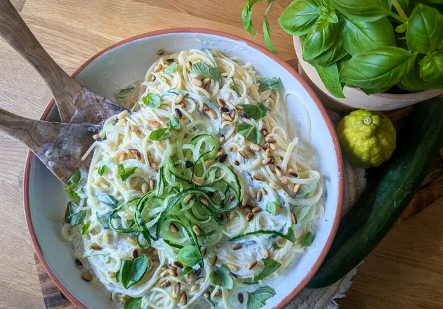 Gurkenspiralen geben der sommerlichen Joghurt-Pasta noch einen extra Frische-Kick.  | Foto: dpa