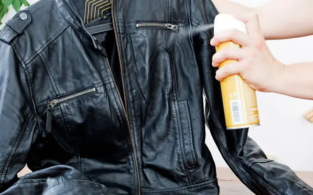 Bei der Pflege der Motorradkleidung gilt: lieber regelmäßig und früh, um Rissbildung im Leder zu verhindern. (zu dpa: «Lederpflegemittel für Biker im Test - welche liegen vorn?») | Foto: dpa