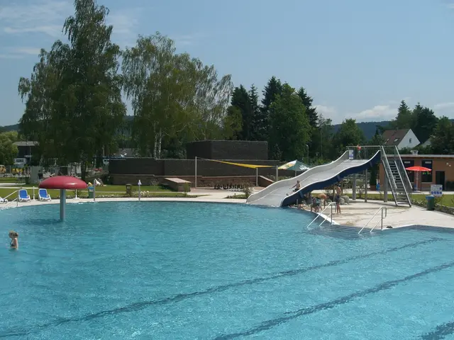 Im Freibad in Enkenbach-Alsenborn soll ein 32-Jähriger einem 52 Jahre alten Mann Pfefferspray ins Gesicht gesprüht haben. Die Polizei ermittelt nach dem Vorfall wegen schwerer Körperverletzung und Bedrohung. | Foto: VG Enkenbach-Alsenborn