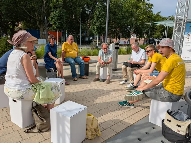 Auf dem Platz fand auch eine Teamsitzung des Vereins Klimalautern statt | Foto: Petra Neumahr/gratis