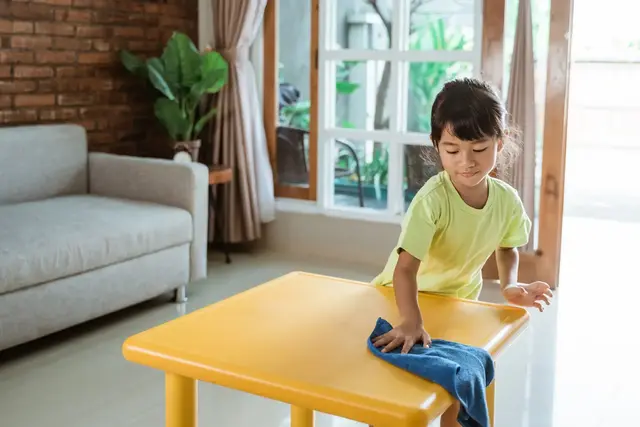 Mit Kindern kann man einen kleinen Wettbewerb starten. So bleiben sie motiviert und gleichzeitig lernen sie wichtige Haushaltsroutinen spielerisch bereits kennen. | Foto: Odua Images/stock.adobe.com