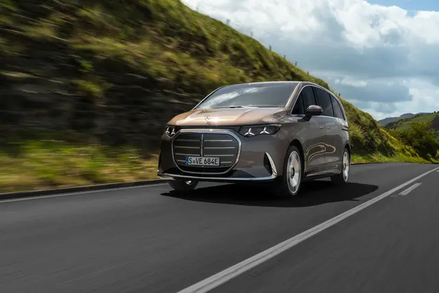 Futuristisch: Der elektrische Mercedes-Benz VLE fährt zudem mit reichlich Bling-Bing vor | Foto: dpa