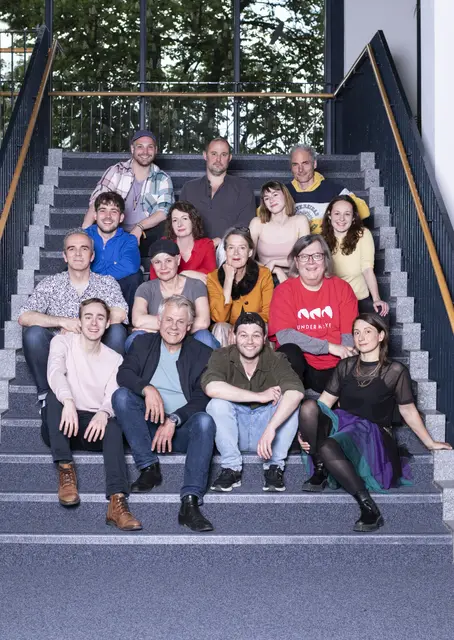 Das Pfalztheater Kaiserslautern begleitet das Jubiläumsjahr 750 Jahre Kaiserslautern mit Konzerten, Open-Air-Veranstaltungen und eigens entwickelten Produktionen. Auf dem Foto ist das Schauspielensemble zu sehen | Foto: Marco Piecuch/gratis