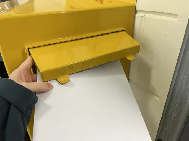 Brief falsch zugestellt: Dann wirft man den Umschlag am besten direkt in den nächsten Briefkasten der Deutschen Post | Foto: Laura Lüttmann