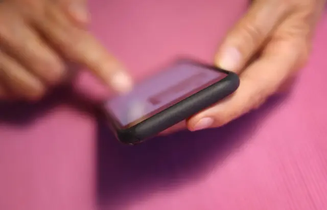 So geht Social Media barrierefrei: Screenreader sind für blinde und sehbehinderte Menschen auch auf Smartphones essenziell: Damit das Vorgelesene aber nicht zur Qual wird, können Content-Erstellende einige einfache Dinge beachten. | Foto: dpa