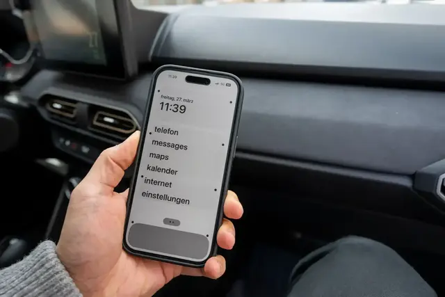Animierte Punkte auf dem Display sollen gegen Reiseübelkeit helfen: Denn sie zeigen die Bewegungen des Fahrzeugs an und sollen so die Verwirrung des Gleichgewichtsorgans mindern. | Foto: dpa