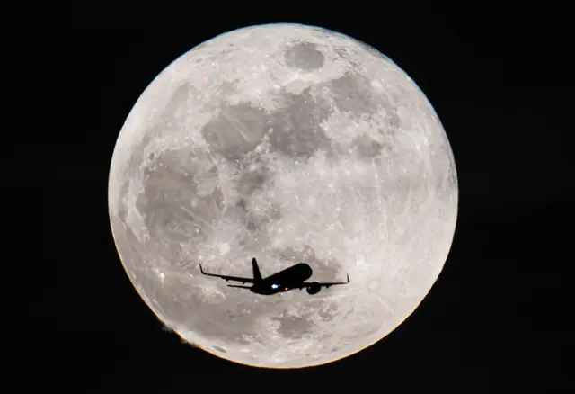 Mondpreis fürs Flugticket muss nicht sein: Wer flexibel bei Tagen und Uhrzeiten ist, findet oft günstigere Flüge. | Foto: dpa