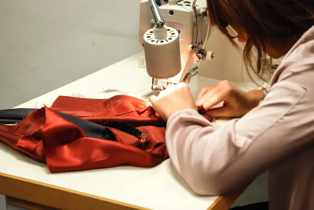 Handwerkliche Ausbildung im Berufskolleg Mode &amp; Design der AfK Mannheim | Foto: Akademie für Kommunikation Mannheim