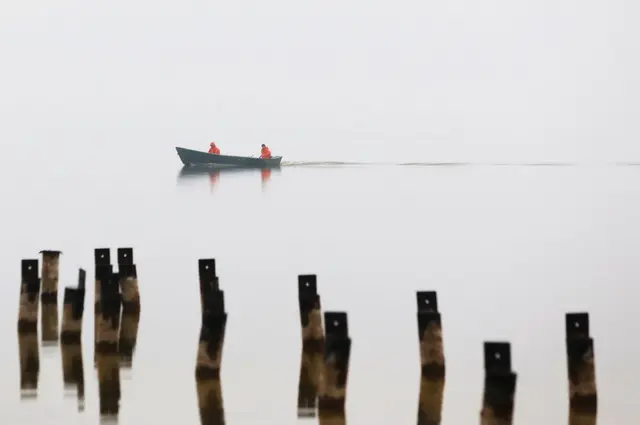 Betrüger fälschen Fischereischeine oder Prüfungszeugnisse, um sich Fischereischeine zu erschleichen, sagt der Landesfischereiverband. (Symbolbild) | Foto: Danny Gohlke/dpa