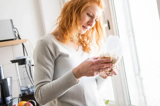 Motten im Müsli? Lebensmittelschädlinge wird man nur dann los, wenn man alle befallenen Vorräte entsorgt und die Schränke gründlich reinigt. | Foto: dpa