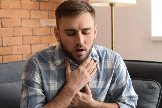  Ein Patient mit einem allergischen Schock sollte umgehend von einem Arzt untersucht werden, der auch die Insektenstiche behandeln kann. Ein typisches Symptom der Anaphylaxie ist die Atemnot | Foto: Pixel-Shot/stock.adobe.com